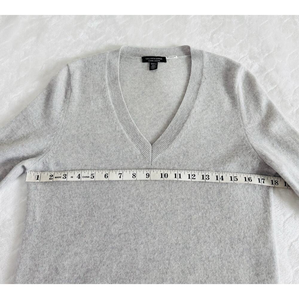 Saks Fifth Avenue Women’s Size S 100% Cashmere V-Neck Sweater Gray Luxury Knit - Picture 8 of 8